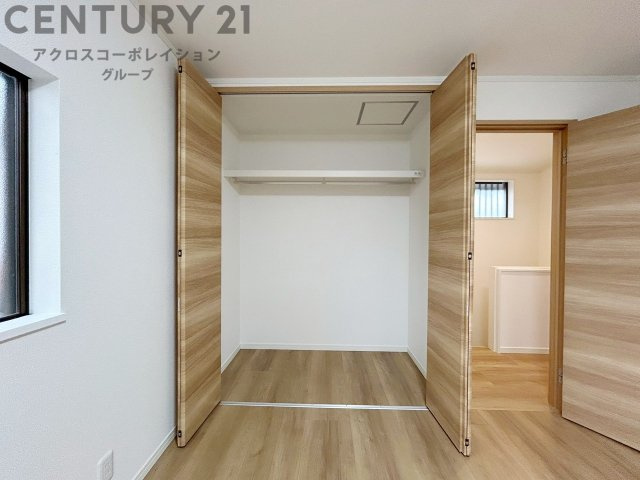 衣類やアクセサリー、小物類の収納が便利で整理整頓がしやすく、部屋の美観を保ちつつ、スペースを最大限に活用できます。衣服のしわやダメージを防ぎ、長持ちさせることができます。
