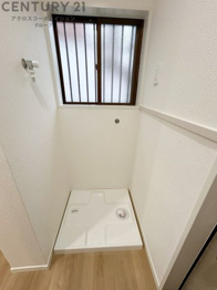 洗濯物の仕分け作業がしやすく、整理整頓が容易になります。洗濯音や湿気を他の部屋に持ち込まず、生活環境を快適に保ちます。上部を活用すれば収納スペースを確保でき洗剤や洗濯用品の整理もしやすくなります。
