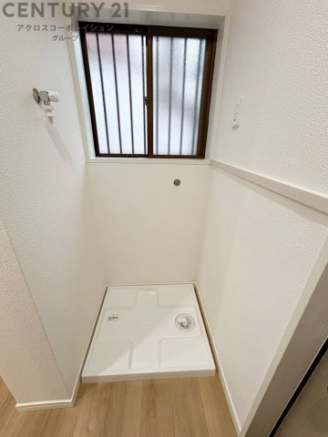 洗濯物の仕分け作業がしやすく、整理整頓が容易になります。洗濯音や湿気を他の部屋に持ち込まず、生活環境を快適に保ちます。上部を活用すれば収納スペースを確保でき洗剤や洗濯用品の整理もしやすくなります。

