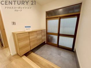 玄関収納付きの玄関です　家族皆様の履物をしっかり収納できます
