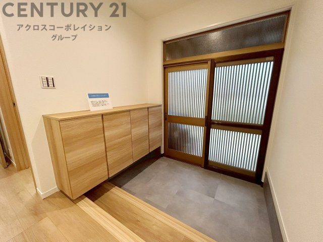 玄関収納付きの玄関です　家族皆様の履物をしっかり収納できます
