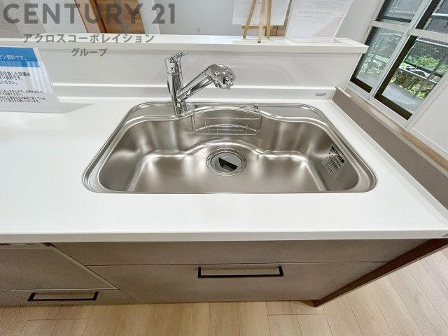 大きなシンクでお鍋などの大きな調理器具を洗う際にも便利です。
