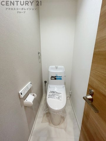 温水洗浄便座付トイレは温水洗浄機能により、暖かい水でおしりを洗浄することができ、冷たい水を使う従来の便座に比べ、温水洗浄機能で暖かいトイレを提供し、快適な使用を可能にします。
