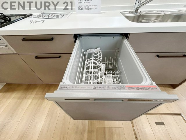 手洗いに比べて時間や労力を節約できることです。また、高温のお湯で洗浄されるため、雑菌や細菌を殺菌する効果もあります。さらに、乾燥機能があるため、手で拭く手間も省け衛生的に保管できます。
