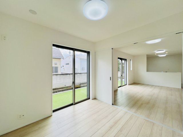 高崎市倉賀野町の洋室|リビングに隣接する洋室は、キッズスペースや家事スペースとしても♪