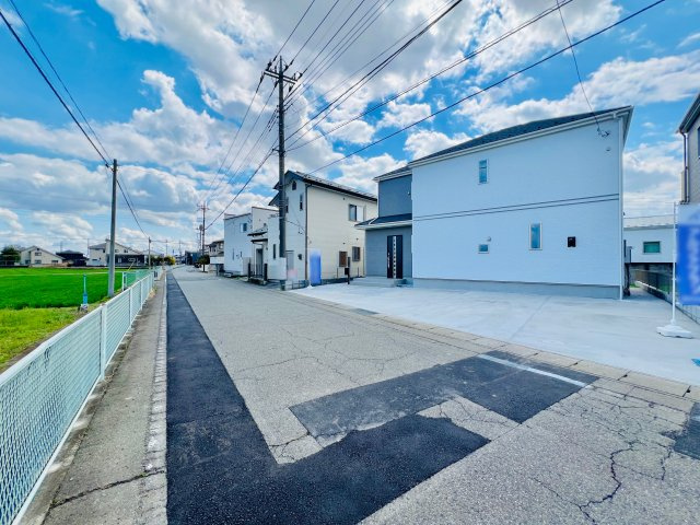 高崎市倉賀野町の前面道路含む現地写真|間口も広く駐車も楽々♪