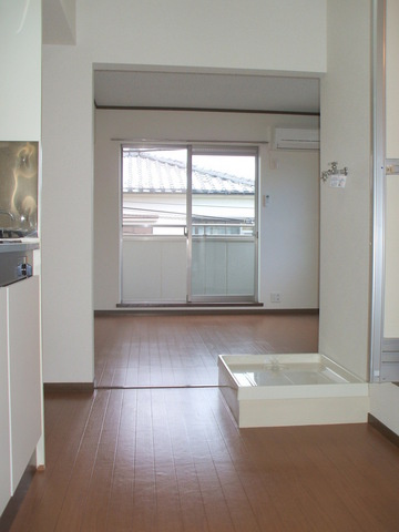 メゾン本町の内装|玄関から洋室までもフラットで開放的なつくりになっております