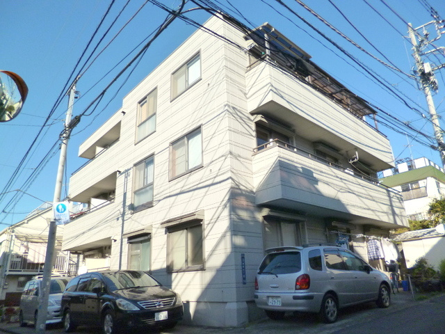 メゾン本町の外観|閑静な住宅街の角地にございます