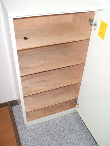 メゾン本町の玄関|玄関にシューズＢＯＸがあるので靴の収納にも便利です