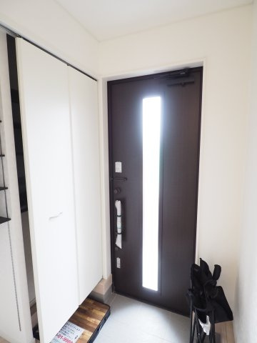 野田市上花輪第20　新築戸建　1号棟の内観：施工例|現状と異なる場合がございます。（玄関）