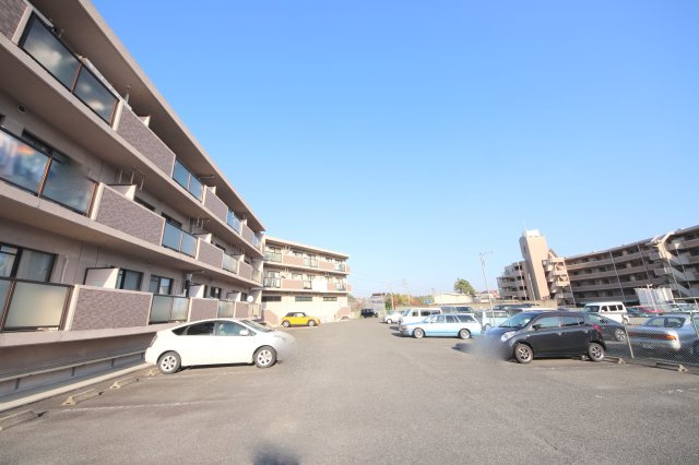 ツインコート帝塚山の駐車場