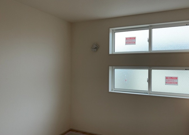 【寝室】 | 2階の洋室は全居室収納付きで、寝室としてご利用いただく際も衣類や寝具をしっかりしまえます。二面採光による通風良好な室内で、落ち着いたプライベートタイムをゆったりとお過ごしいただけます。