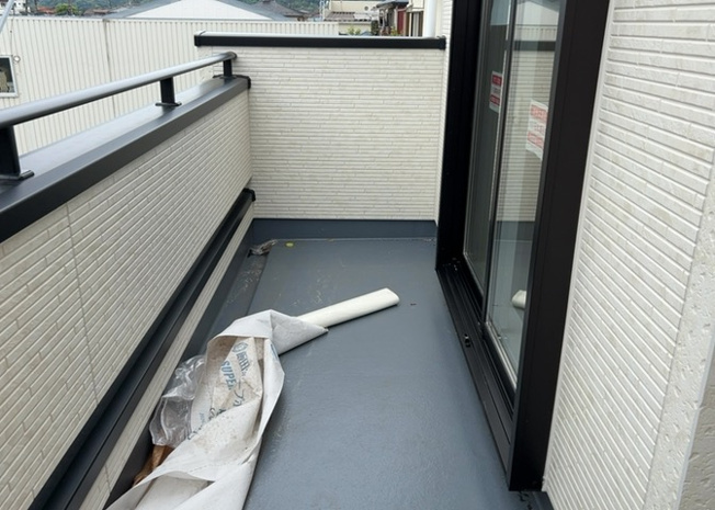 【バルコニー】 | 広々としたワイドバルコニーを採用しており、洗濯物や布団を一度にたくさん干すことが可能です。南東向きで陽当り良好なため乾きやすく、ガーデニングなどの趣味スペースとしてもご活用いただけます。