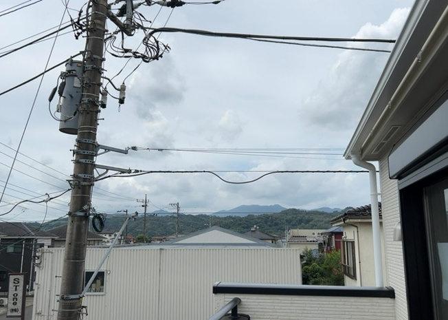 【展望】 | バルコニーからの眺望です。前面に大きな遮蔽物がなく通風良好で、爽やかな風を感じられる居心地の良いロケーション。四季折々の空の移ろいを眺めながら、開放感あふれる心地よいひとときを楽しめます。