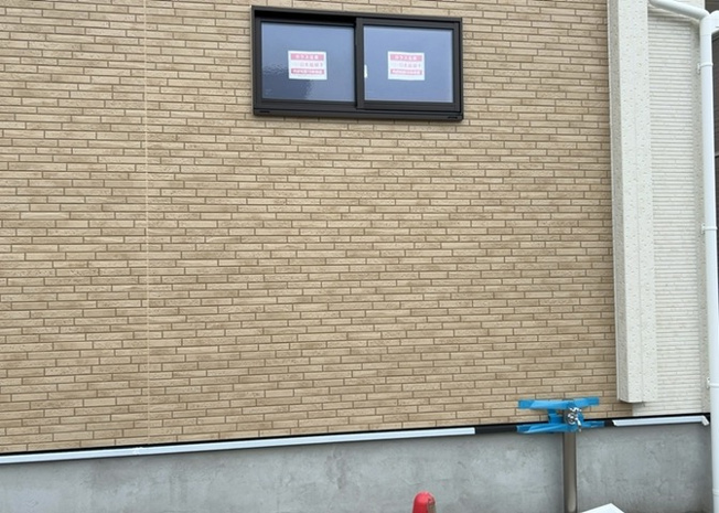 【構造・工法・仕様】 | 本物件は設計住宅性能評価付・建設住宅性能評価付を取得。さらに耐震構造と制震構造を組み合わせた安心の木造建築です。公営水道、公共下水、都市ガス引き込み済みで、快適な生活インフラが整っています。