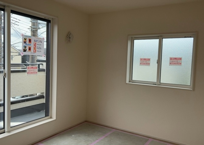 【子供部屋】 | 2階の5.2帖および5.4帖の洋室は子供部屋にぴったり。全居室収納が用意されており、教科書や玩具、衣類を自分で整頓する習慣が身につきます。2面採光による通風良好で爽やかな室内環境が魅力です。