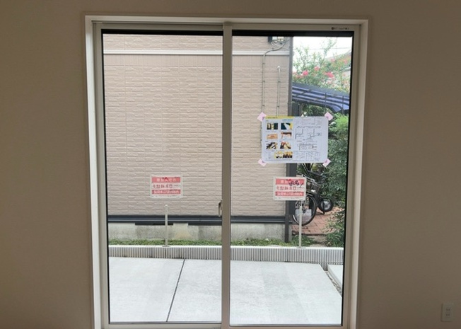 【内装】 | 全居室にフローリングを採用した清潔感のある内装デザイン。高気密・高断熱を支える複層ガラスを標準採用しており、年間を通して快適な室温を維持しやすく、結露対策や冷暖房効率の向上にも大きく貢献します。