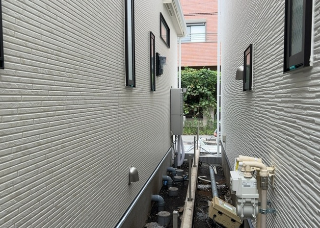 【発電・温水設備】 | 毎日の生活を支える給湯設備は都市ガス対応で経済的。キッチンや浴室へ快適にお湯を供給します。お風呂にはワンタッチで自動湯張りや保温が行える追焚機能浴室を備えており、いつでも暖かいお湯に入れます。