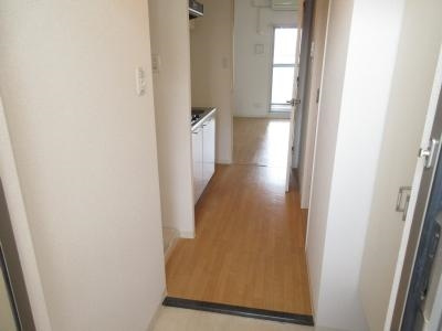 エストーネ京都二条の居間・リビング|玄関から～