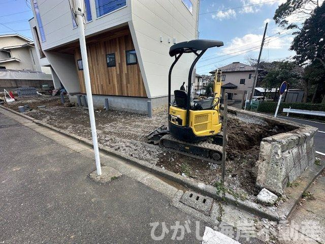 藤沢市片瀬山１丁目　新築戸建　全2棟の駐車場|3月27日撮影　外構工事中　駐車スペース