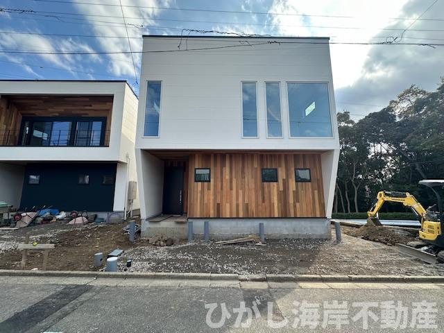 藤沢市片瀬山１丁目　新築戸建　全2棟の外観|3月27日撮影　外構工事中　現地外観