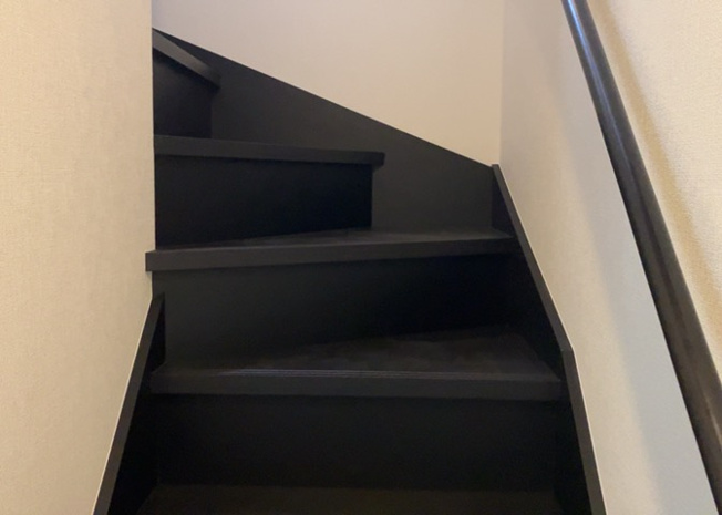 【内装】 | 建物の上下階の通路である階段は、その位置によって動線や室内の印象が大きく左右されます。手摺にも重要な役割があり、転倒の防止・歩行や動作を円滑にして日常生活を支えることを主な目的として設置されています。