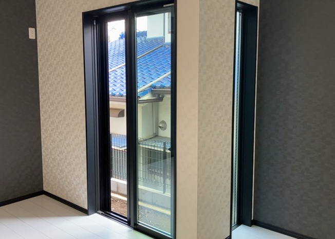 【内装】 | サッシとは、ガラス窓に使用される金属製の窓枠のことです。一般的に住宅建築では、金属製建具工事の段階で備え付けるもので、ガラス類や玄関、バスルームのスチール製のドアなどと同じタイミングで工事を行います。