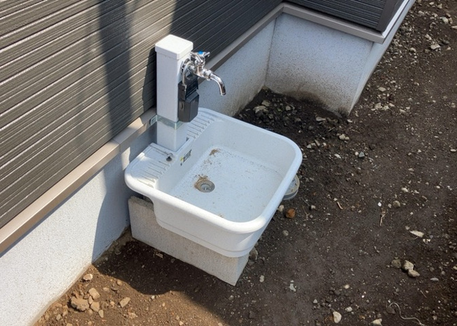 【設備】 | 敷地内には、散水栓や立水栓があります。水道水を直接利用できるため、水を運ぶ手間を省くことが出来ます。大量の水を必要とする洗車作業や清掃などに役立ちます。その他設備とあわせて、現地でご確認ください。