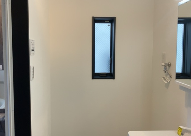 【脱衣所】 | 多くの戸建て住宅で見かける洗面脱衣所は、洗面台と洗濯機が2畳ほどのスペースに並べられていて、洗面所が脱衣所を兼ね備えている間取りが一般的です。お客様が利用することもある、パブリックな空間でもあります。