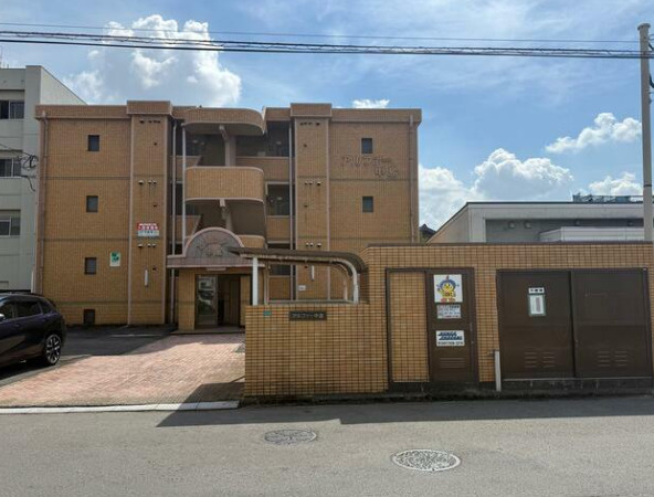 アルファー中島の駐車場