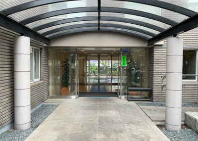 【エントランス】 | エステ・スクエア成瀬壱番館 | マンションのエントランスには、もともと風よけや防犯の役割がありますが、マンションによって宅配ボックスなどの設備が備わっている所もあります。日々の生活をイメージしながら生活しやすさをチェックしましょう。