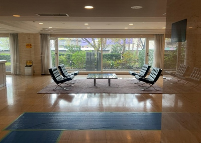 【ロビー】 | エステ・スクエア成瀬壱番館 | ラウンジは、マンションの共用スペースに椅子やテーブルなどを配置した利用者が寛げる空間です。屋内型ラウンジと屋外型ラウンジがあります。共用部分の管理状況と合わせて、詳細については現地でご確認ください。