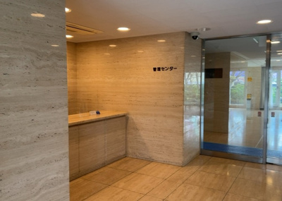 【受付】 | エステ・スクエア成瀬壱番館 | 受付はマンションコンシェルジュがいる場合もあれば、管理人が滞在する小部屋を総称して呼ぶことがあります。主にエントランスに設置されていることから、防犯面でも期待ができます。防犯設備がない場合はより安心！