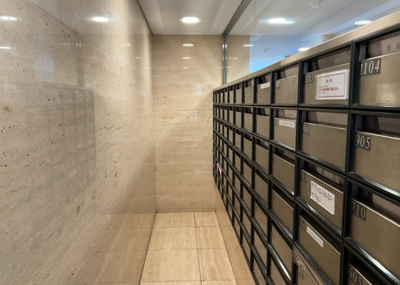 【設備】 | エステ・スクエア成瀬壱番館 | エントランス付近に設置されている集合ポストは、住んでいる部屋と離れているため、ポストをあさるなど誰かに何かされていても被害に気づきにくいです。入居する時には他人に特定されにくい番号で鍵をかけましょう！