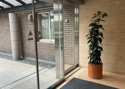 【ロビー】 | エステ・スクエア成瀬壱番館 | ロビーというと、エントランスと何がちがうの？と思いますよね。実はロビーとエントランスには明確な決まりはありません。物件によっては、エントランスを入って広がるある程度の広さのある空間がロビーとなります。