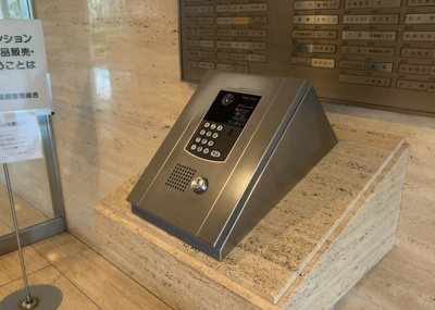 【防犯設備】 | エステ・スクエア成瀬壱番館 | 当然のことではありますが、オートロックやセンサーライト、ホームセキュリティーなどの防犯設備があれば、小さいお子様がいるご家庭も安心ですよね！まず物件購入の際は、防犯設備もチェックするようにしましょう。