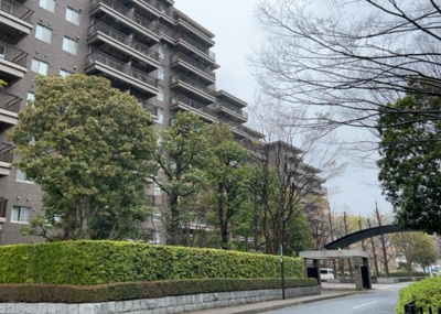 【外観】 | エステ・スクエア成瀬壱番館 | マンションの外観は非常に重要なポイントです！外観の善し悪しは資産価値に大きな影響を与えます。外観のいいマンションを購入することで、高値で売却がしやすく、買い手が見つかりやすいというメリットがあります。