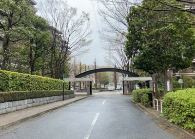 【外観】 | エステ・スクエア成瀬壱番館 | 隣家の土地はどうなっているのか、生活利便施設が近くにあるのか、学校まで近いかなど、お客様のライフスタイルにあわせたイメージが重要です。また、近くにあると困る施設が近くにないかも確認するといいでしょう。