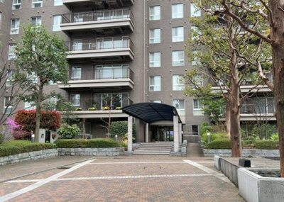 【現況写真】 | エステ・スクエア成瀬壱番館 | 道幅が広い場所は日当たりや風通が良好です。幅が広いのですれ違いも可能ですし大きな車でも駐車可能！一方で、大型車が通ることも多くなるため交通量の増加により騒音に繋がります。また土地の値段が高くなります。