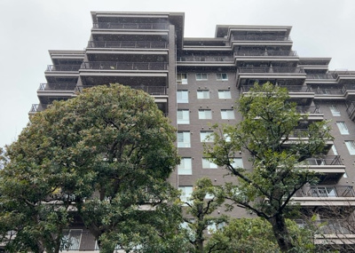 【構造・工法・仕様】 | エステ・スクエア成瀬壱番館 | ＲＣ造、Reinforced Concreteは直訳すると補強されたコンクリートです。主に柱や梁・床・壁が鉄筋とコンクリートで構成おり、鉄筋を組んだ型枠にコンクリートを流し込んで固めたものを指します。