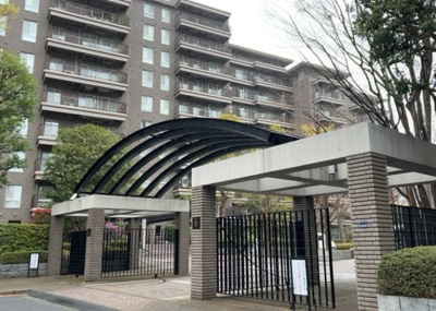 【構造・工法・仕様】 | エステ・スクエア成瀬壱番館 | ＳＲＣ造は強度や耐震性の面でもRC造と比べて優れています。そのため、10階建以上の高層または超高層マンションなどの建築にも多く採用されています。柱や梁などのサイズが小さくても高い耐震性を確保できます。