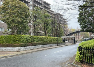 【外観】 | エステ・スクエア成瀬壱番館 | 外観はマンション管理がされているかの目安になります。築年数が古いと、壁面は劣化してひび割れが生じることも！建物が古びていても細かいところが修繕されていると、きちんと管理されているなぁと感じるでしょう。