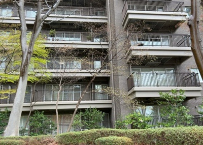 【バルコニー】 | エステ・スクエア成瀬壱番館 | 一般的なバルコニーは、奥行1.5ｍ程ですが、ワイルドバルコニーは2ｍまで広がっています。そのため洗濯物の間隔をあけ干すことができ、乾きやすいというメリットや、ガーデニングが楽しめる等の特徴があります。