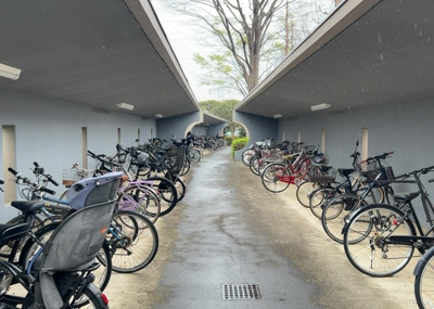 【駐車場】 | エステ・スクエア成瀬壱番館 | 車一台あたりに必要なスペースは、標準サイズの普通自動車で横幅2m50cm、長さ5mは必要になります。ただし、乗降のことも考慮して横幅3m30cm、長さ5m50cmほどは確保できるところを選びましょう。