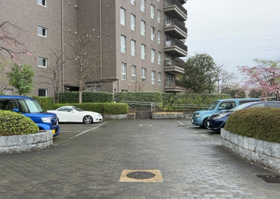 【駐車場】 | エステ・スクエア成瀬壱番館 | 駐車場と明記されていても、最小スペースでつくられた駐車場だと大型車は駐車できなかったり、出入りしにくくなったりする可能性があります。お車のサイズと購入したい物件の駐車場のサイズを現地で確認しましょう。