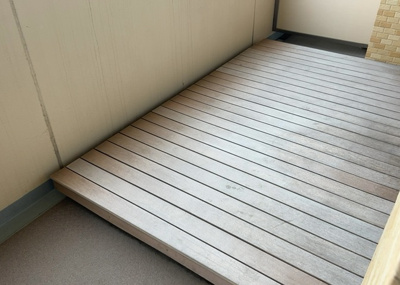 【バルコニー】 | グランシティレイディアントアクアヴィータ | バルコニーは、室外の専用スペースのうち、「屋根がなく開放された空間」であるものを指します。ベランダより広いタイプのものが多く、日当たりもよいため家庭菜園などを楽しみたい人にとって適した環境となります。