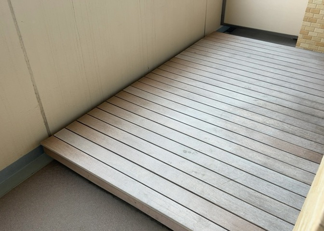 【バルコニー】 | グランシティレイディアントアクアヴィータ | バルコニーは、室外の専用スペースのうち、「屋根がなく開放された空間」であるものを指します。ベランダより広いタイプのものが多く、日当たりもよいため家庭菜園などを楽しみたい人にとって適した環境となります。