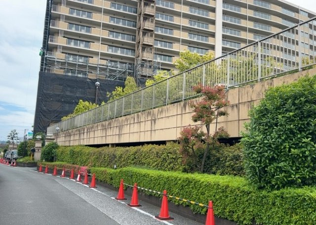 【現況写真】 | グランシティレイディアントアクアヴィータ | 外観はマンション管理がされているかの目安になります。築年数が古いと、壁面は劣化してひび割れが生じることも！建物が古びていても細かいところが修繕されていると、きちんと管理されているなぁと感じるでしょう。