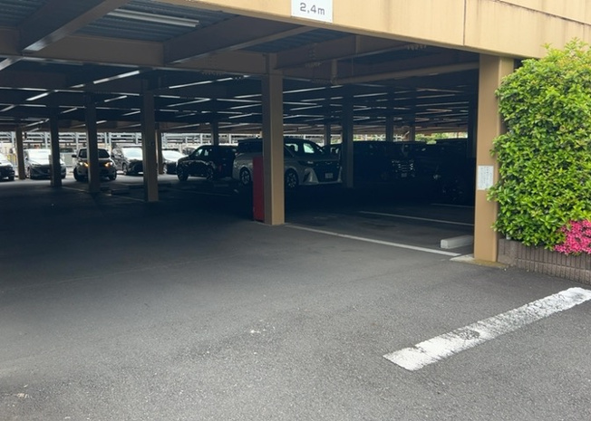 【駐車場】 | グランシティレイディアントアクアヴィータ | 駐車場と明記されていても、最小スペースでつくられた駐車場だと大型車は駐車できなかったり、出入りしにくくなったりする可能性があります。お車のサイズと購入したい物件の駐車場のサイズを現地で確認しましょう。