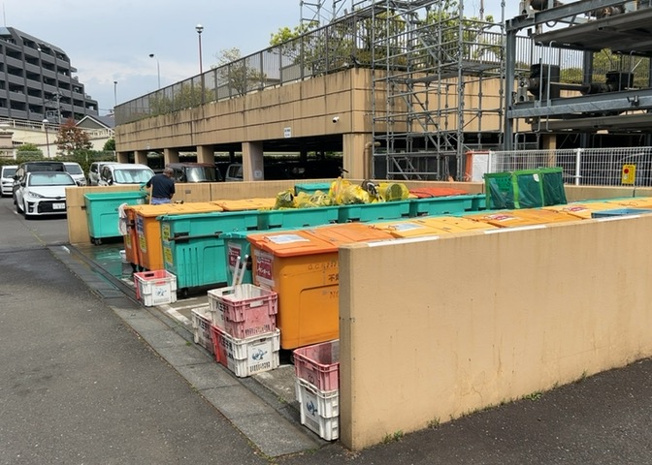 【設備】 | グランシティレイディアントアクアヴィータ | 共有部分は、住民なら誰もが使える設備のこと。例えば駐車場やエレベーター、インターネット設備、セキュリティ設備などがあります。他にも、マンションの廊下・外部階段やエントランス・ゴミ置き場などがあります。